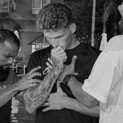 Jogador do Grêmio é batizado por companheiro de equipe após aceitar Jesus