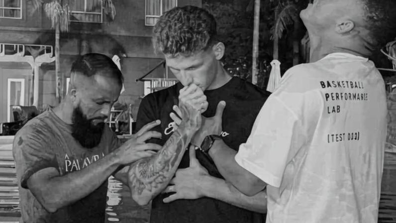 Jogador do Grêmio é batizado por companheiro de equipe após aceitar Jesus