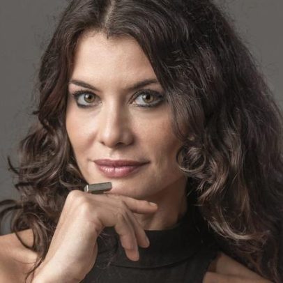 Alinne Moraes assina com a Globo e será vilã em nova novela das sete