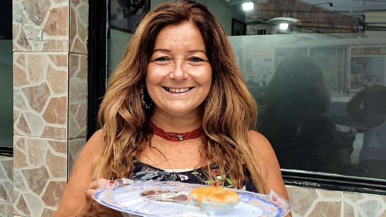 Regininha Poltergeist volta a vender empadas na rua da zona norte do Rio no início de 2026