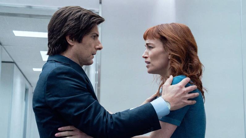 Adam Scott e Britt Lower como Mark S. e Helly R. em cena da série 'Ruptura'