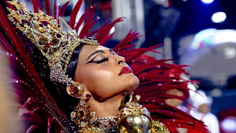 Juliana Paes durante o desfile da Unidos do Viradouro no Carnaval 2026