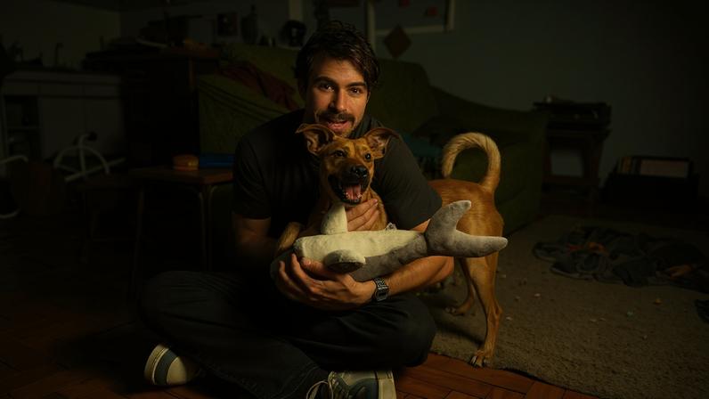 Amendoim (Caramelo) e Rafael Vitti em cena de 'Caramelo'