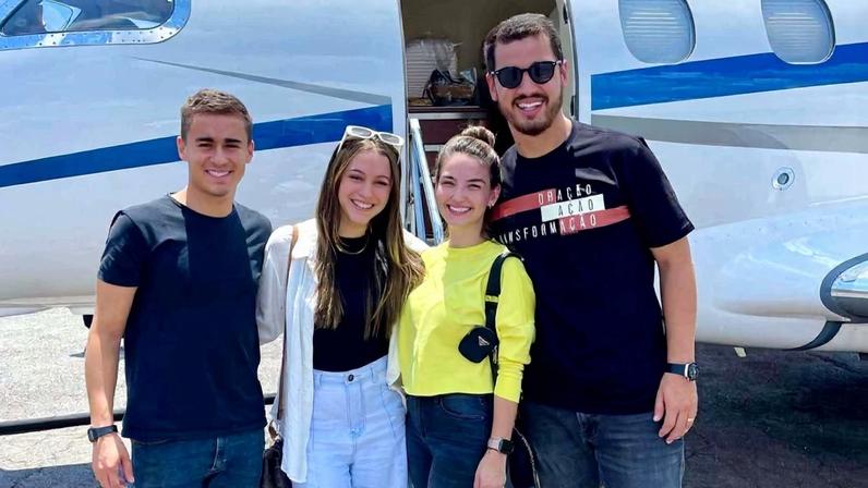 Nikolas ao lado de Batista, da mulher do pastor, Mariel, e da influenciadora cristã Jey Reis