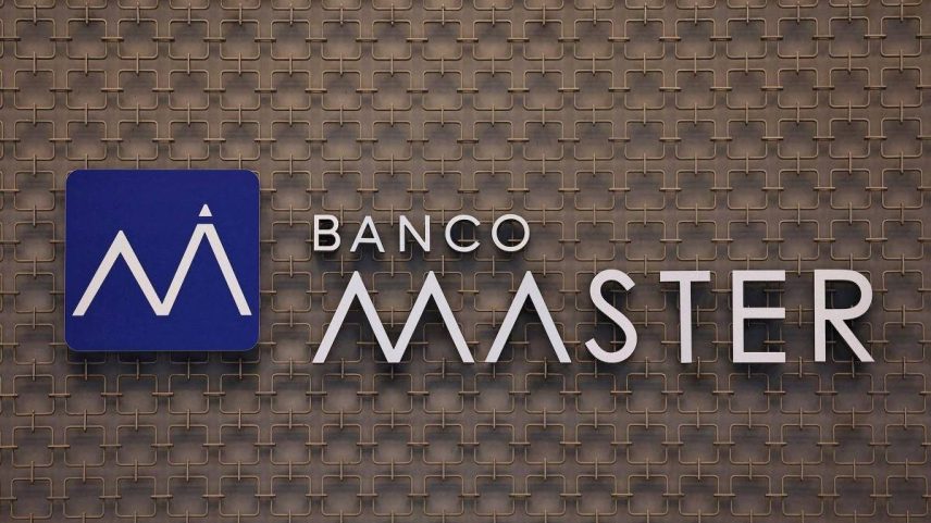 Logotipo do Banco Master em parede texturizada. À esquerda, símbolo estilizado em azul com letras brancas; à direita, nome 'Banco Master' em letras brancas.