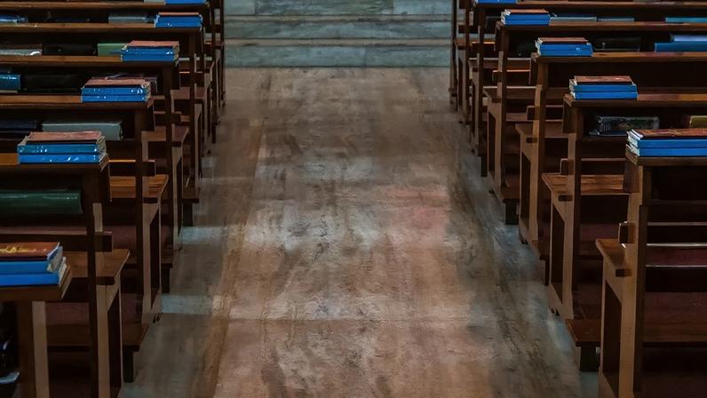 Debates sobre o movimento carismático e ordenação feminina na igreja em 1975.