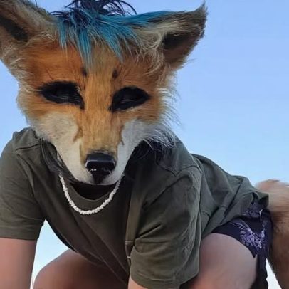 Professor trans é demitido após atividade com cauda de lobo envolvendo crianças