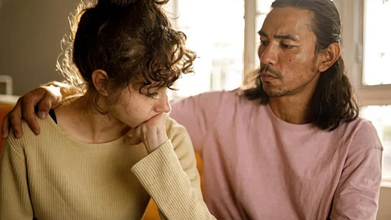 Casais em dificuldades: 24 versículos bíblicos para apoio