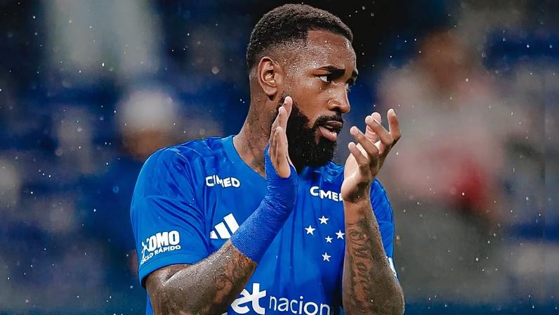 Marcão, pai de Gerson, é escoltado após ser hostilizado pela torcida no Maracanã.