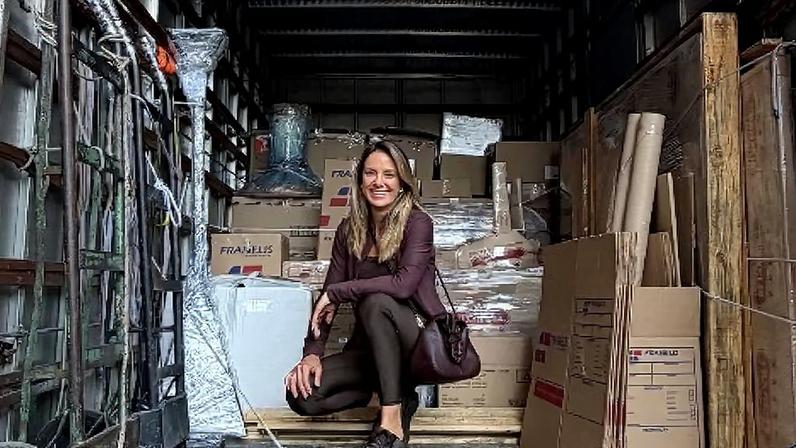 Ticiane Pinheiro em caminhão de mudança para o Rio