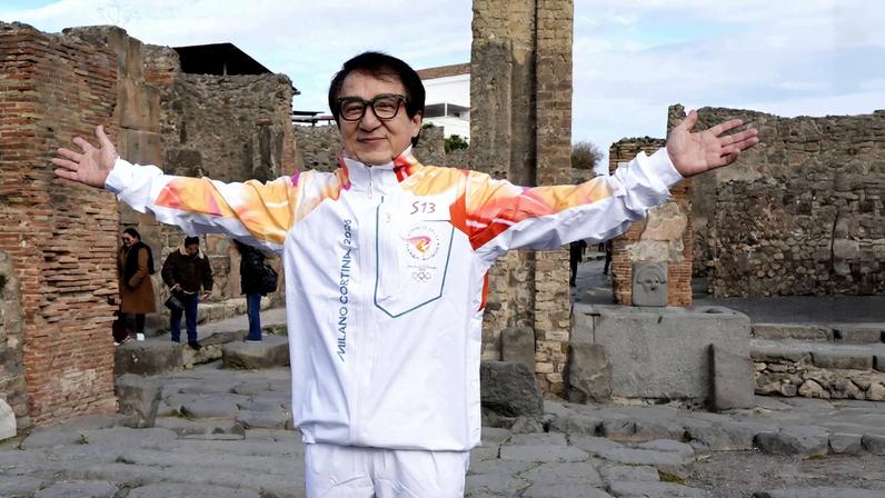 Jackie Chan carregou a tocha olímpica por Pompeia para os Jogos Olímpicos de Milão-Cortina 2026