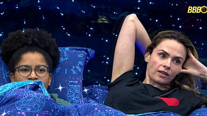 Milena Moreira e Ana Paula Renault deitadas em cama de casal no BBB 26