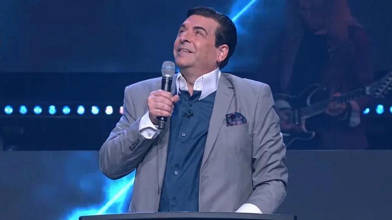 Pastor Hank Kunneman anuncia fundo para aquisição de jato após atraso em voo comercial.