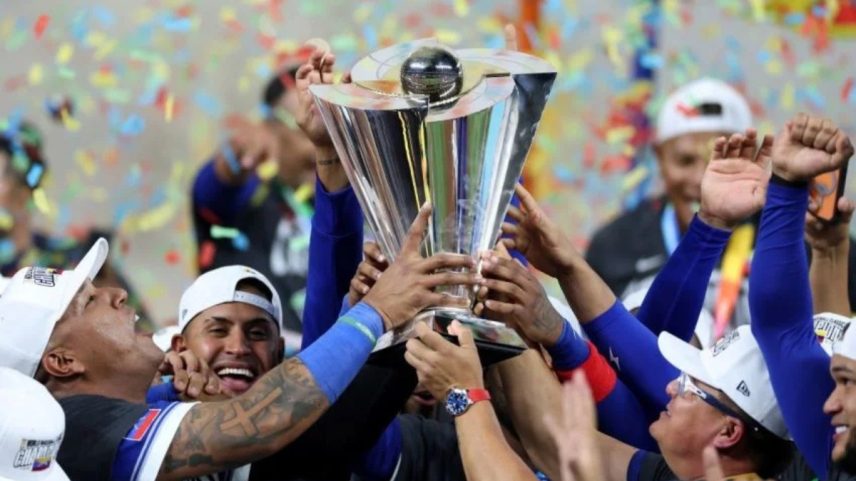 Seleção venezuelana celebra vitória no World Baseball Classic após derrotar os EUA.