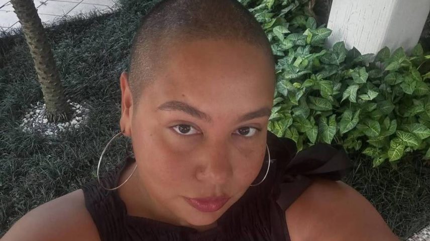 Aline Ramos faz resumos bem-humorados diários do BBB utilizando linguagem jornalística