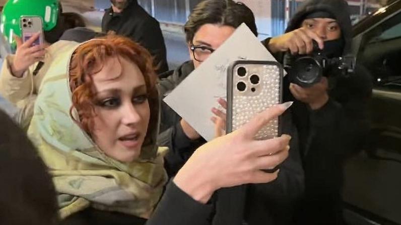 Chappell Roan se revolta com paparazzi em Paris