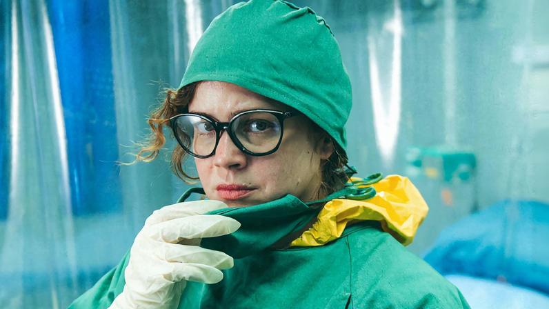 Leandra Leal interpreteta Esther em 'Emergência Radioativa', que estreou recentemente na Netflix