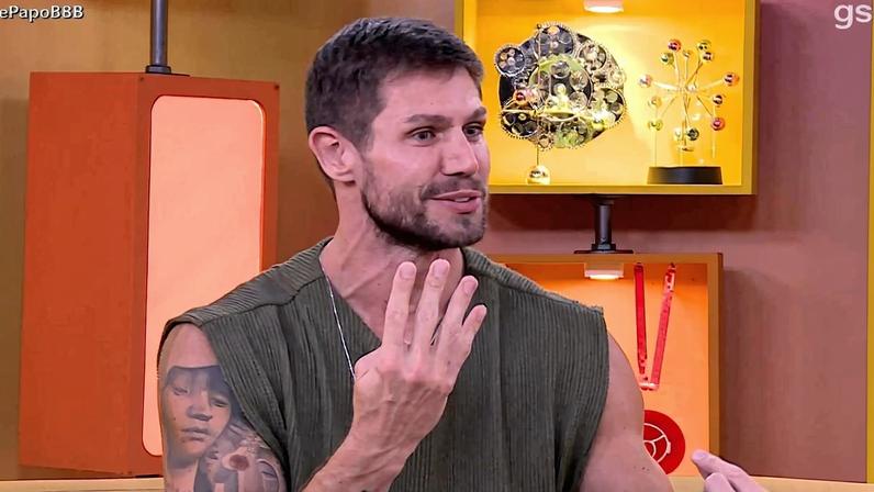 Jonas Sulzbach durante o 'Bate-Papo com o Eliminado' do BBB 26