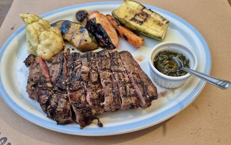 El Bodegón serve ancho com mix de vegetais