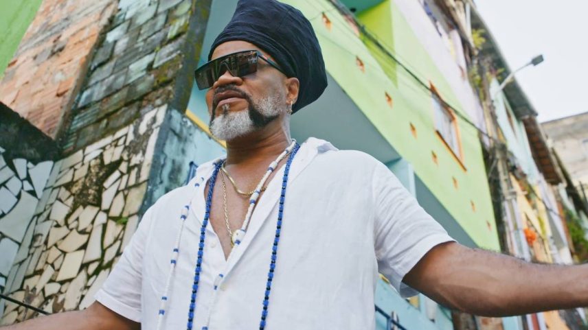 Carlinhos Brown durante gravação de documentário para a HBO Max
