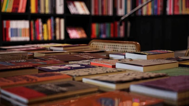 Livros expostos em mesa na Livraria Gato Sem Rabo, localizada na região central da capital paulista