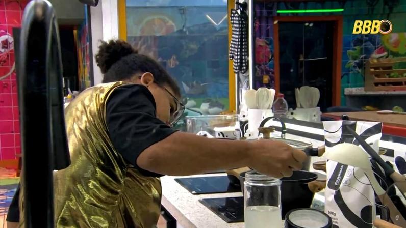 Milena prepara 'suco fake' com água de frango no BBB 26