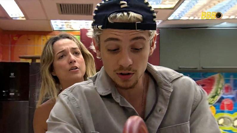 Samira e Juliano Floss, que discutiram por causa da louça na cozinha do VIP