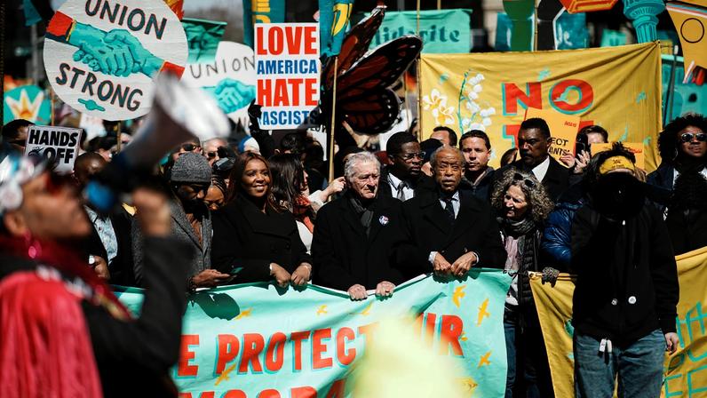 Robert De Niro participa de protesto contra as políticas do governo de Donald Trump em NY
