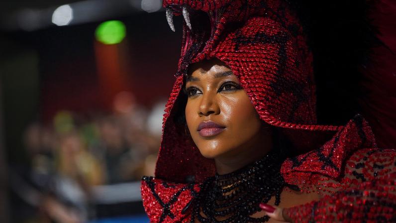 Iza desfilou no Carnaval 2026 após três anos afastada, em enredo sobre Ney Matogrosso