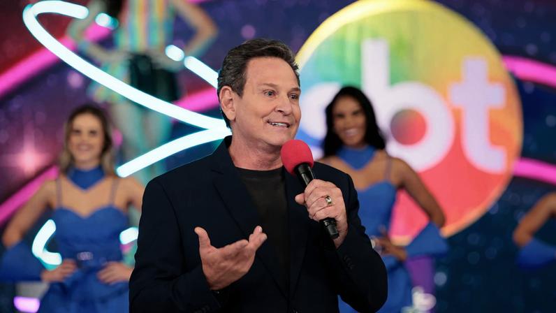 Apresentador está há 44 anos no SBT e começou na emissora aos 16 anos