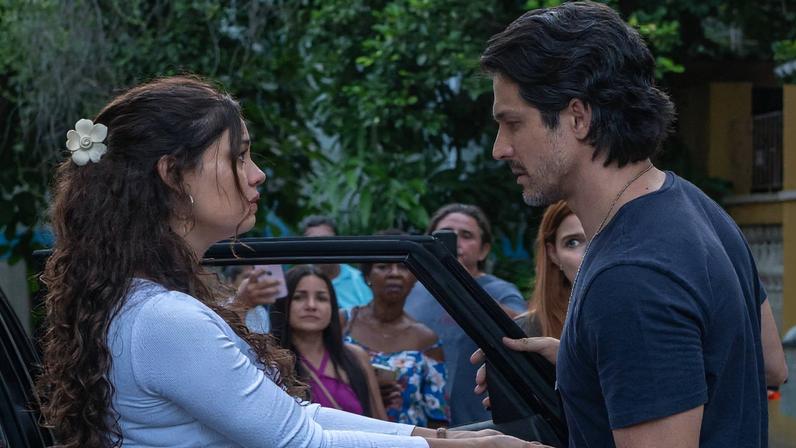 Gerluce (Sophie Charlotte) presa por Paulinho (Romulo Estrela) em 'Três Graças', da Globo
