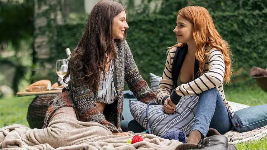 Lorena (Alanis Guillen) e Juquinha (Gabriela Medvedovsky) em 'Três Graças'