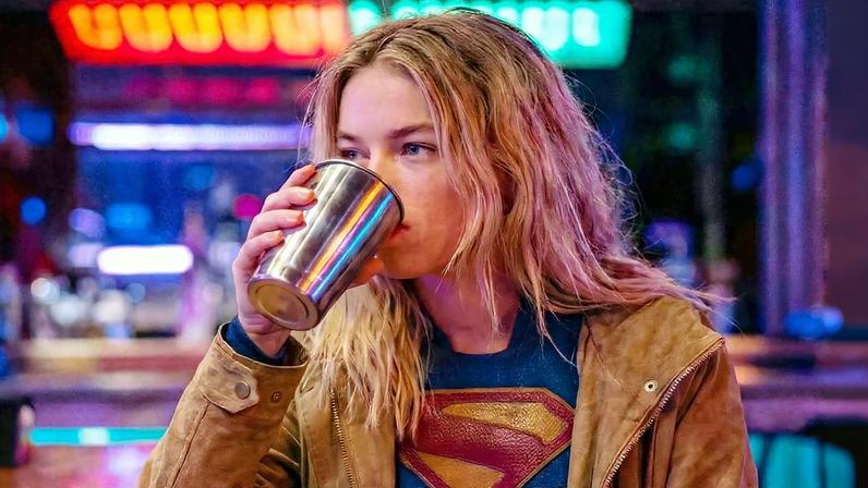 A atriz Milly Alcock em 'Supergirl'
