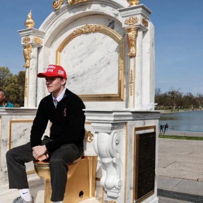 Vaso sanitário dourado é instalado em Washington para ironizar Trump