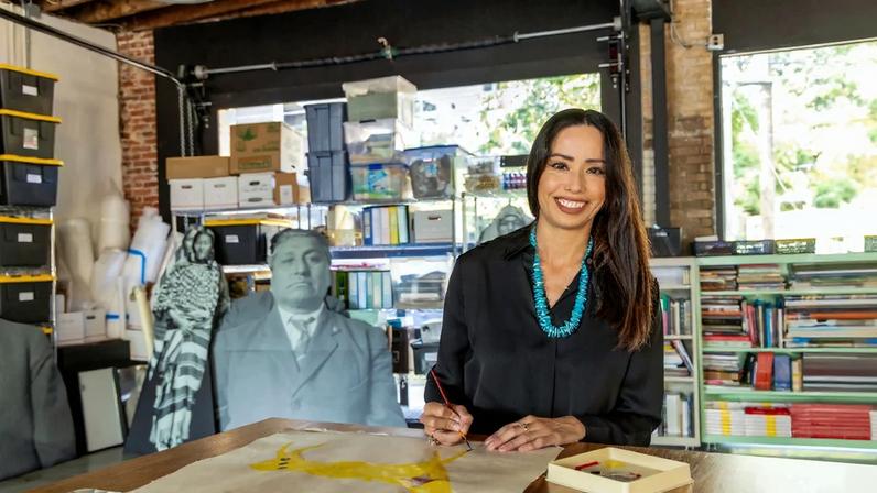 Wendy Red Star analisa o valor real e simbólico das contas