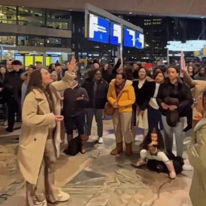 Multidão em estação de trem na Holanda faz ato religioso