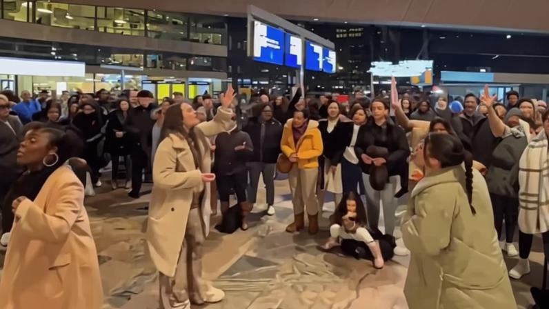 Multidão em estação de trem na Holanda faz ato religioso