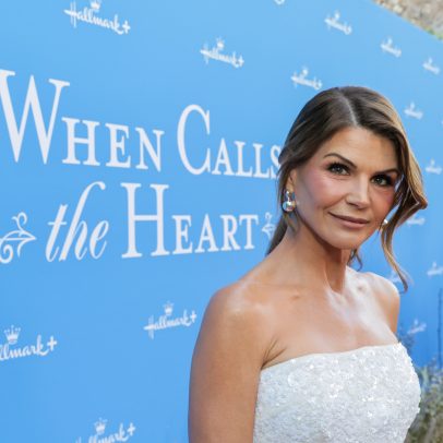 Lori Loughlin, 61, exibe aparência jovem em evento de When Calls the Heart