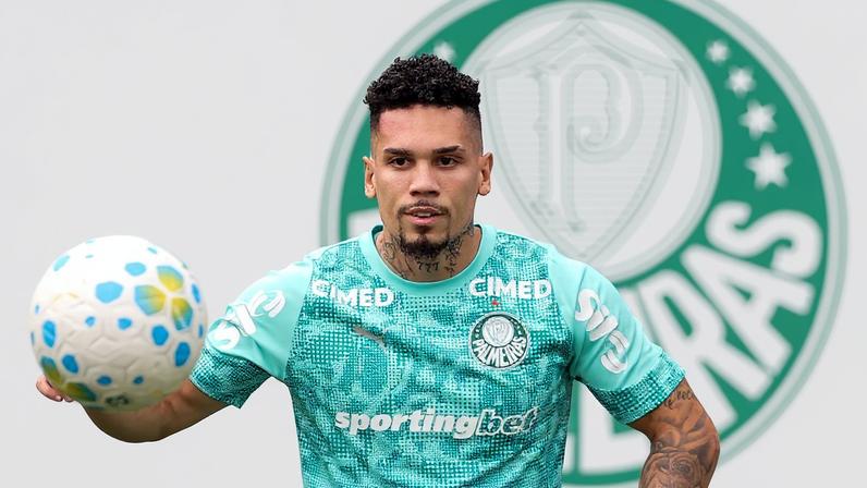 Paulinho, do Palmeiras, durante treinamento, na Academia de Futebol — Foto: Cesar Greco/Palmeiras