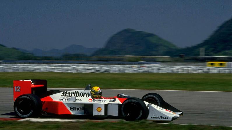 Ayrton Senna pilota a McLaren MP4/4 no GP do Brasil de 1988, no Rio de Janeiro — Foto: Getty Images