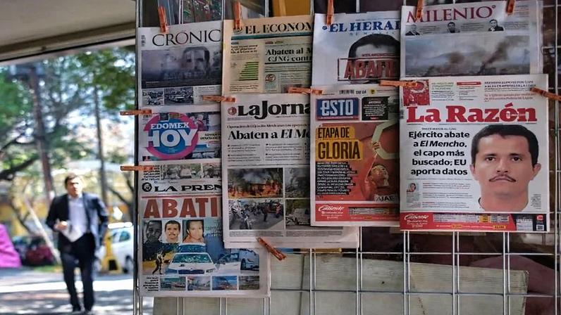 Jornais são exibidos para venda na Cidade do México na segunda-feira, 23 de fevereiro de 2026, um dia após o Exército mexicano matar o líder do Cartel Jalisco Nova Geração, Nemesio Oseguera Cervantes, conhecido como “El Mencho”