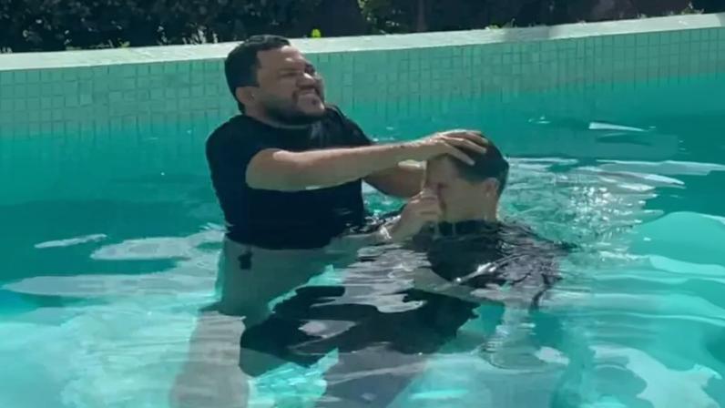 Khellven Silva durante o batismo.