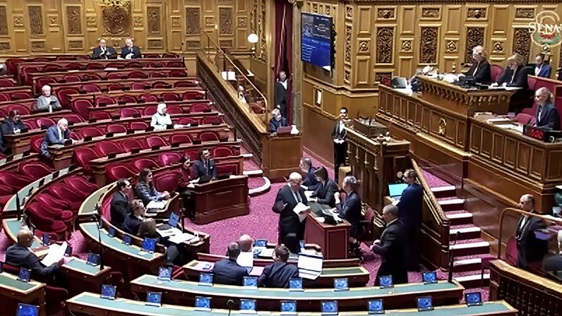 Senadores franceses debatendo projeto de lei que proíbe acesso de menores de 15 anos às redes sociais