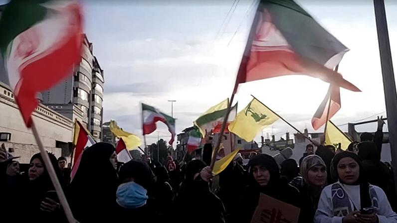 Manifestantes em frente à embaixada iraniana em Beirute nesta quinta-feira (26)