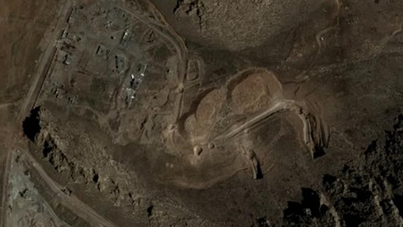 Imagens de satélite mostram edifícios destruídos, estradas cheias de crateras e entradas de túneis bloqueadas em uma base de mísseis ao norte de Kermanshah, Irã, em 9 de março