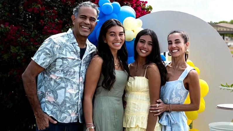 Tania Khalill e Jair Oliveira com as filhas na festa pelos 15 anos de Laura — Foto: Reprodução/Instagram/Hugo Gloss