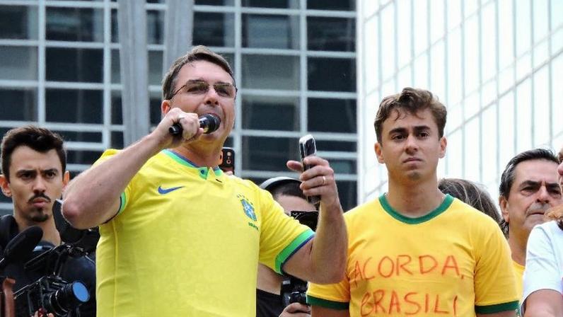 1º.mar.2026 - O senador Flávio Bolsonaro (PL-RJ) e o deputado Nikolas Ferreira (PL-MG) em ato na Paulista