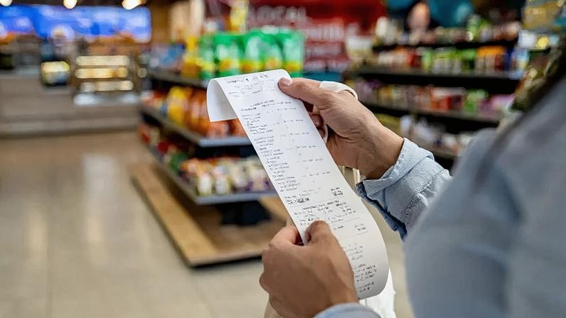 Pessoa com uma nota fiscal