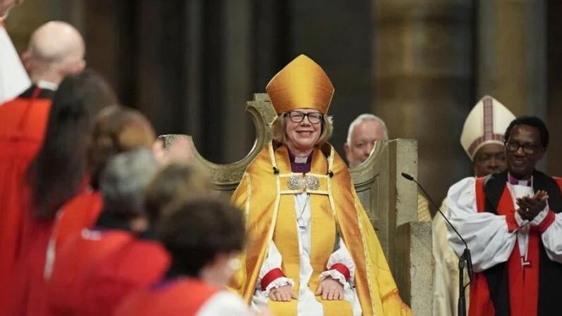 Arcebispa de Canterbury, Sarah Mullally, sorri durante a cerimônia de entronização, na Catedral de Canterbury