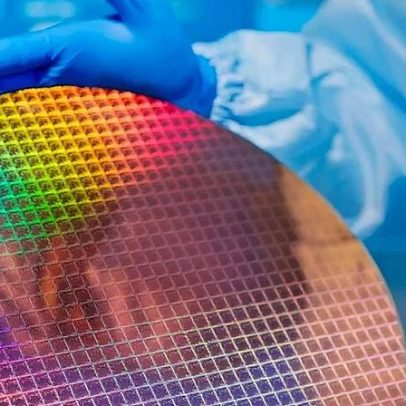 Professor sino-americano ligado à Huawei torna-se bilionário com chip de energia